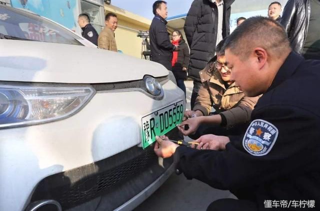 怎么上外地新能源车牌照,怎么上外地新能源车牌照呢，如何为外地新能源汽车上牌？流程详解！