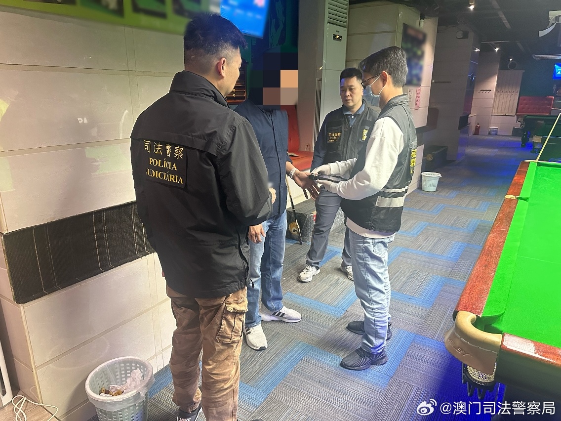 二四六澳门正版资料，澳门正版资料犯罪警示，警惕违法犯罪风险！